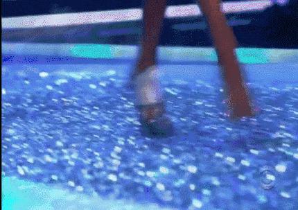 t台走秀尴尬摔倒,t台摔倒合集