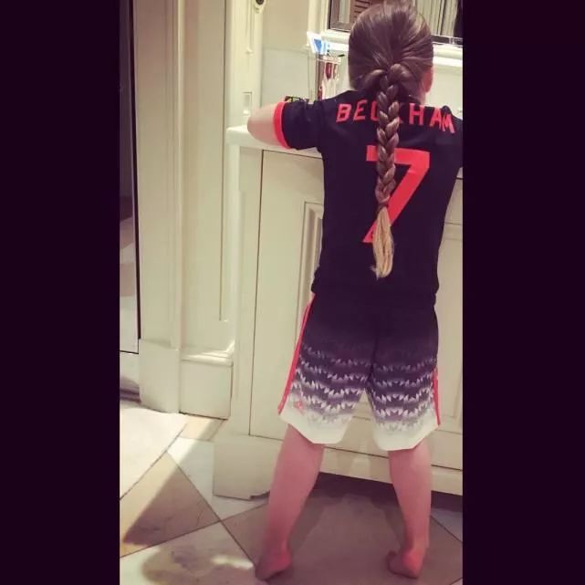 买14亿豪宅就为让小孩踢球，贝嫂家为什么没养出败家子？