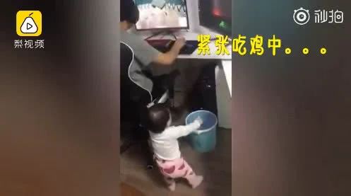 小姑娘跟妈妈争宠,小姑娘跟妈妈争老公