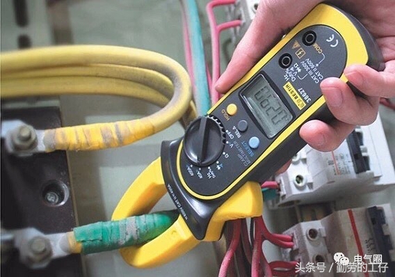 钳形电流表测电流的使用方法,福禄克钳形电流表使用视频