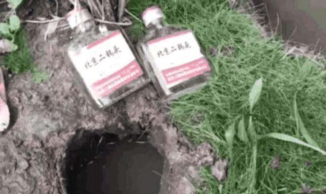 男子喝一瓶二锅头,男子将2瓶白酒藏到老家