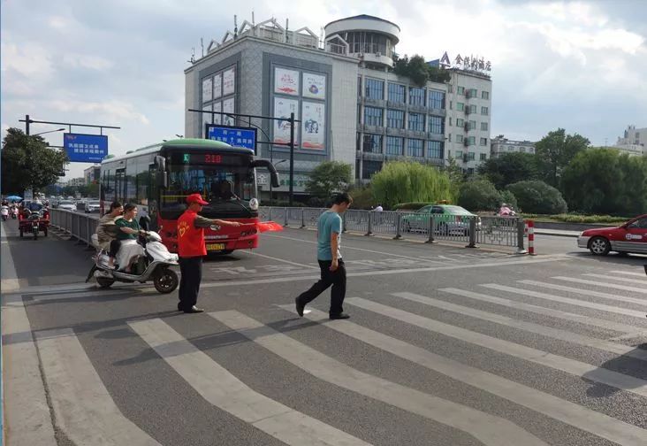 志愿者对行人交通文明劝导视频,文明交通劝导志愿者的主要任务