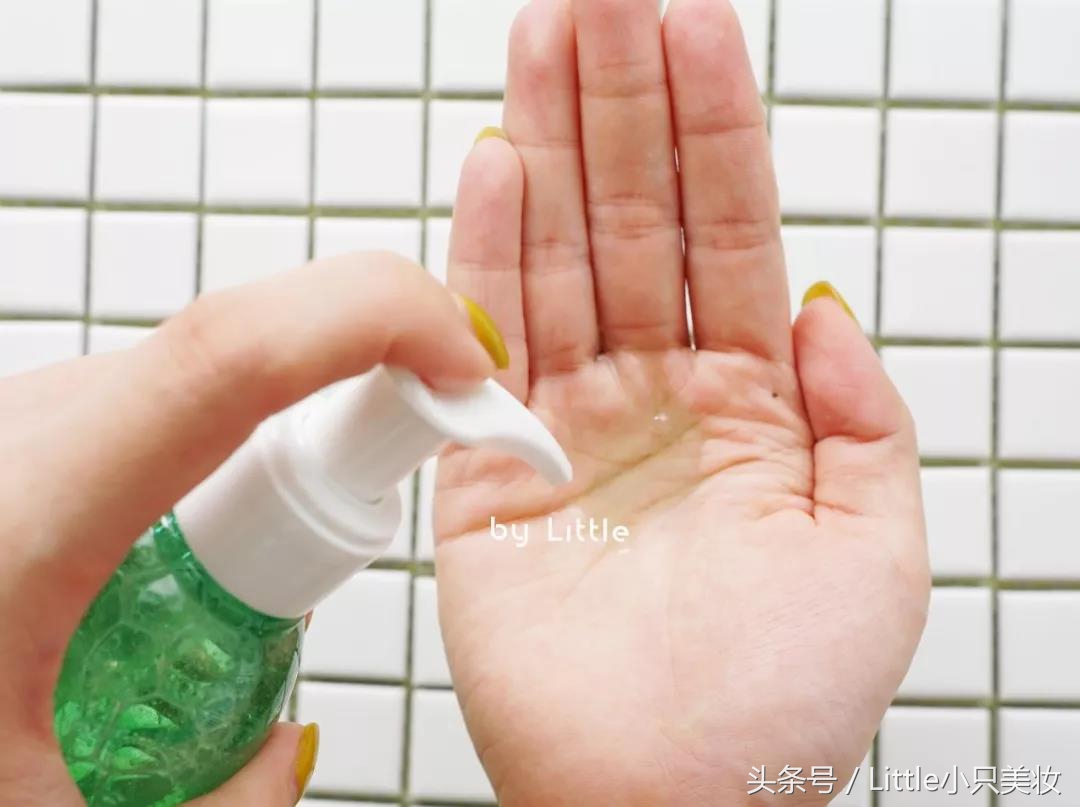 男生在女生的耳朵说悄悄话,男生跟女生耳语悄悄话