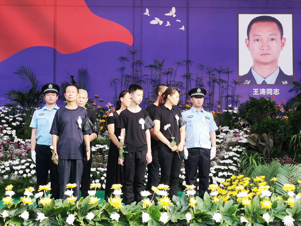 全城鸣笛送牺牲英雄回家,全城出租车送别牺牲民警