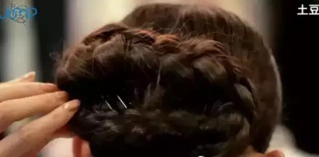 舞蹈发量少盘头教程,表演盘头的简单方法