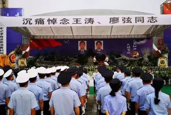 四川仁寿逃犯砍人系误以为仇人藏身派出所疯狂报复！今天，全城洒泪送英雄