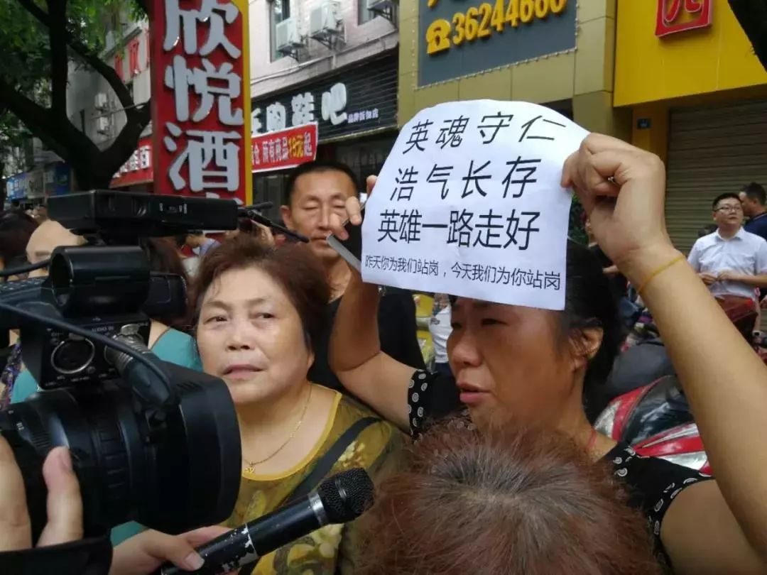 四川仁寿逃犯砍人系误以为仇人藏身派出所疯狂报复！今天，全城洒泪送英雄