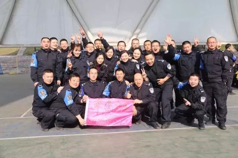 四川仁寿逃犯砍人系误以为仇人藏身派出所疯狂报复！今天，全城洒泪送英雄