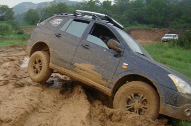 汽车陷进泥坑里面了出不来,汽车陷进泥里出不来怎么办视频