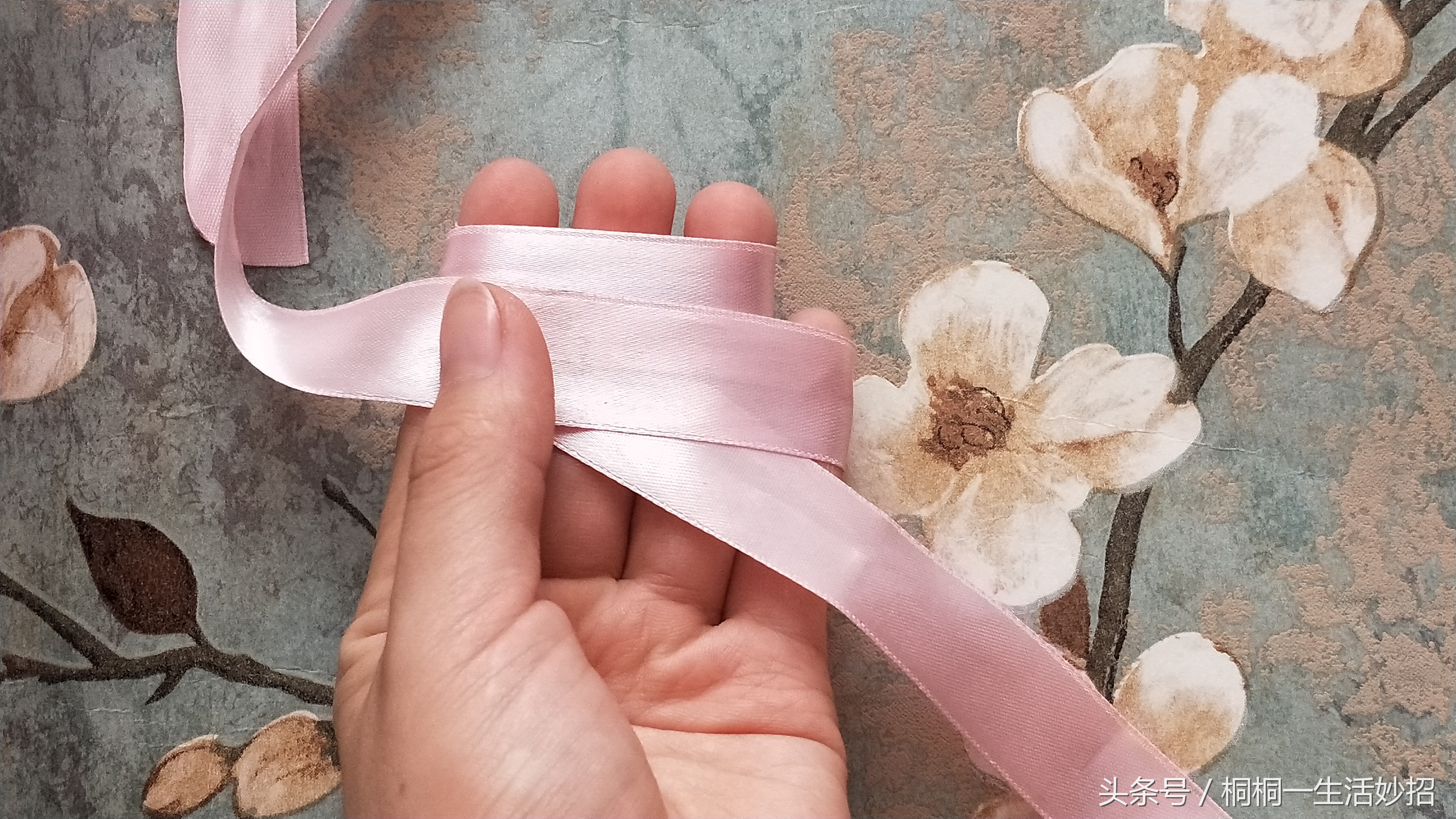 蝴蝶结造型教学简易画法,丝带裙子领口蝴蝶结系法慢动作