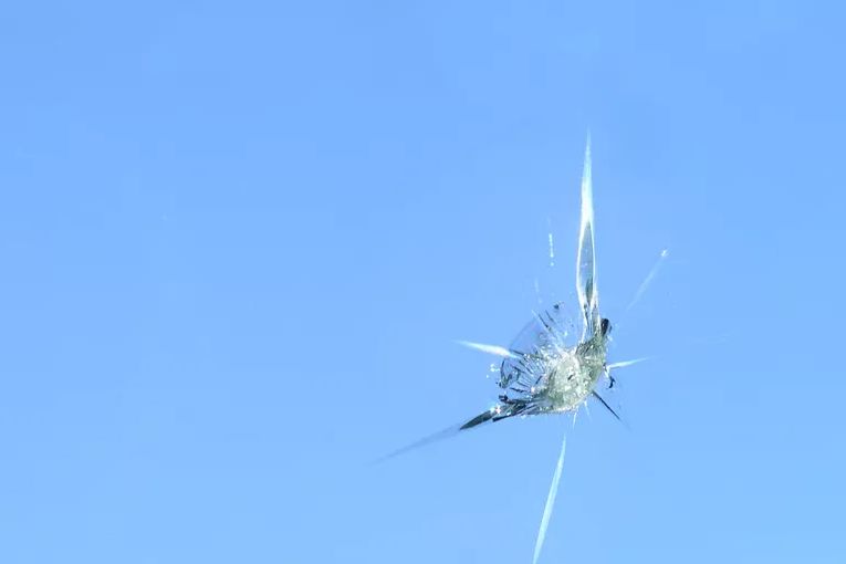 车窗玻璃破损后怎么更换的,车窗玻璃破了怎么修