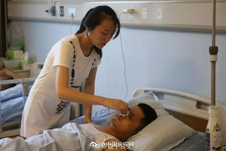 驴受惊一脚踢烂百万豪车,驴被狗咬受惊踢坏豪车