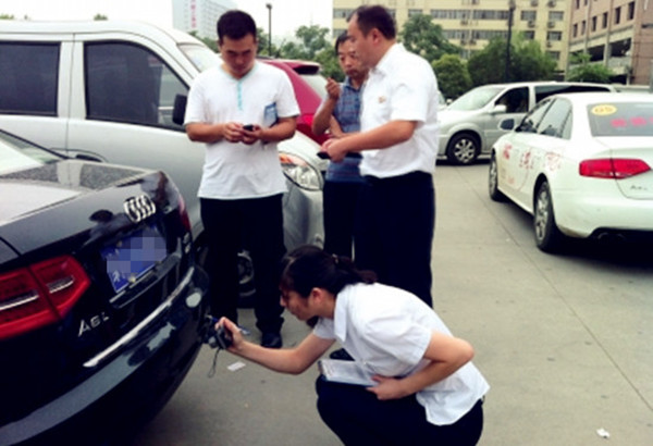 车在停车位被蹭了找不到人怎么办,车在车位上被蹭找不到人报案材料