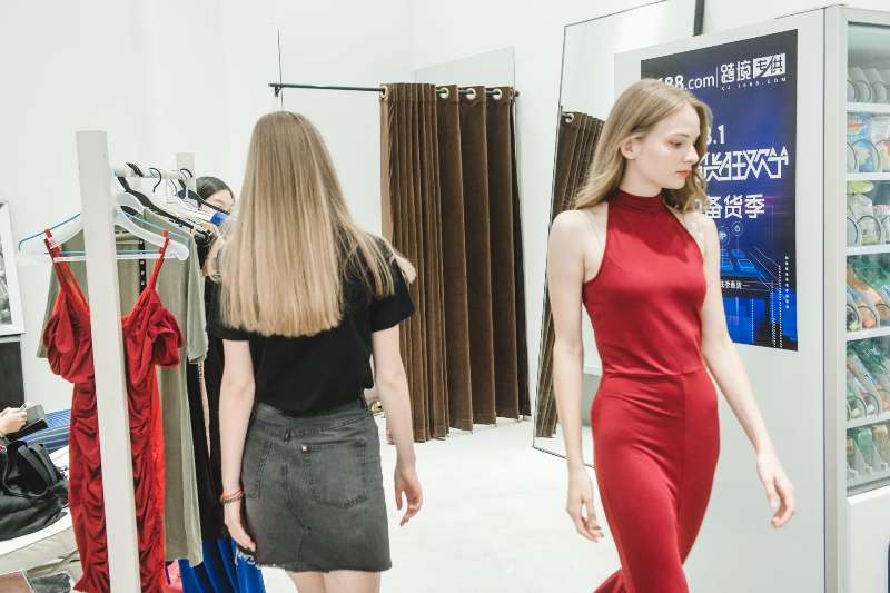 东欧模特在杭州：日入万元