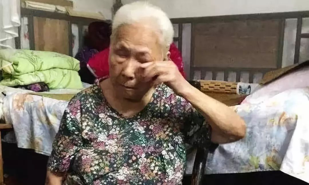 毒打、强奸、*虐性**……他把一个女人的真实故事画成漫画，看到第几张你哭了？