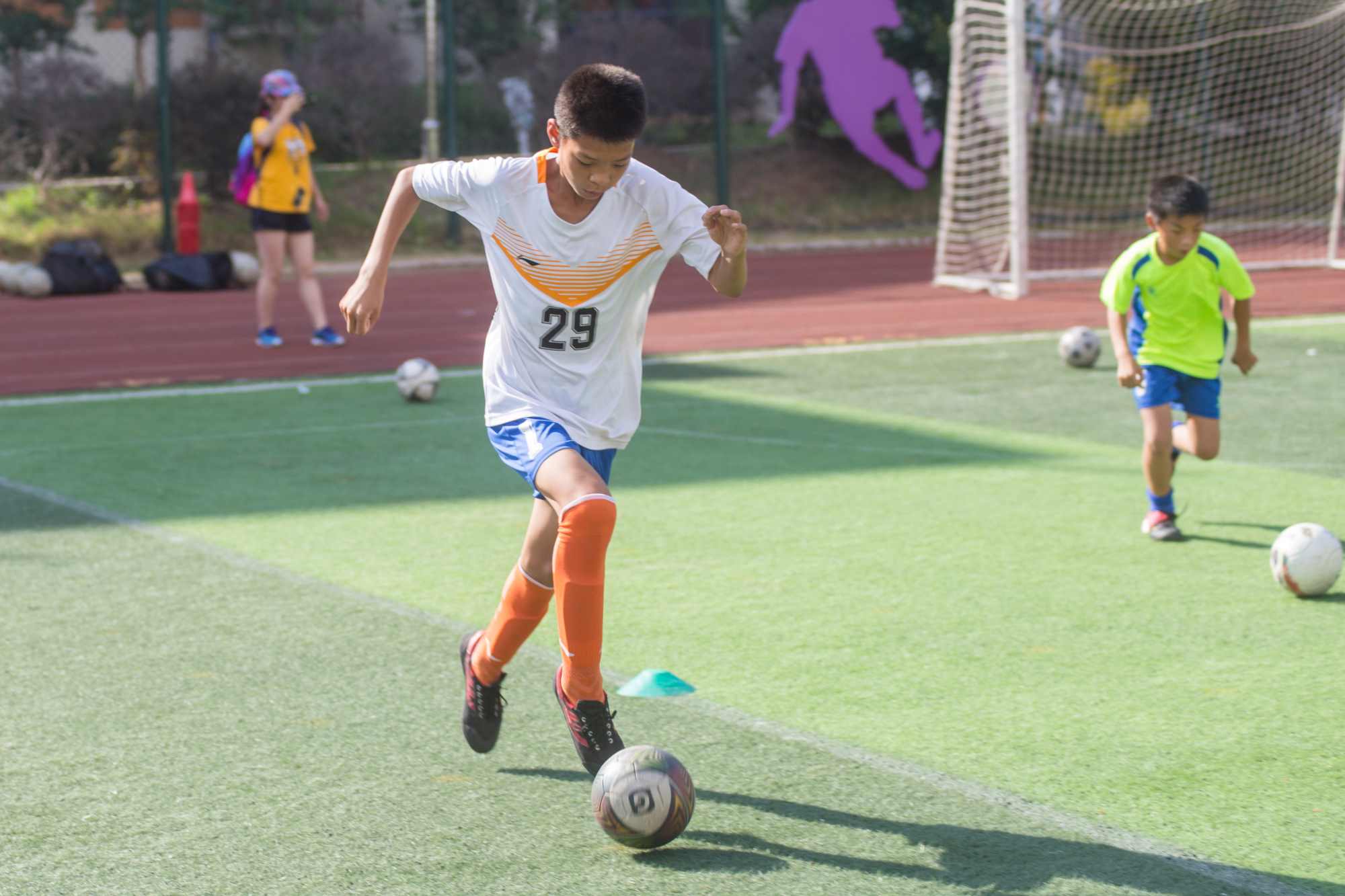 足球少年绿茵场上挥汗追梦,驰骋绿茵球场圆中国足球梦