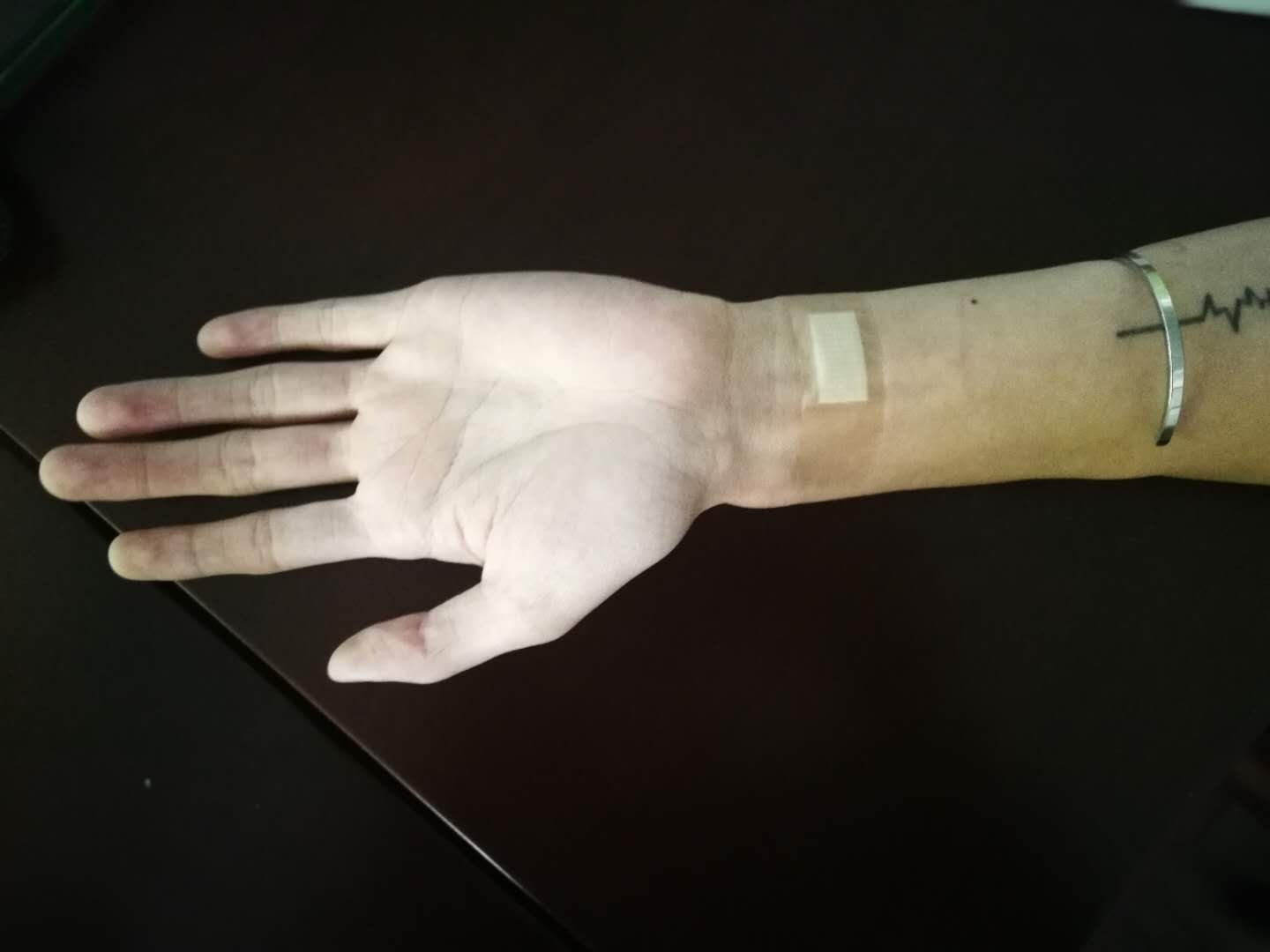一个正常的社会不能只有赞美,一个正常的社会不应该是什么