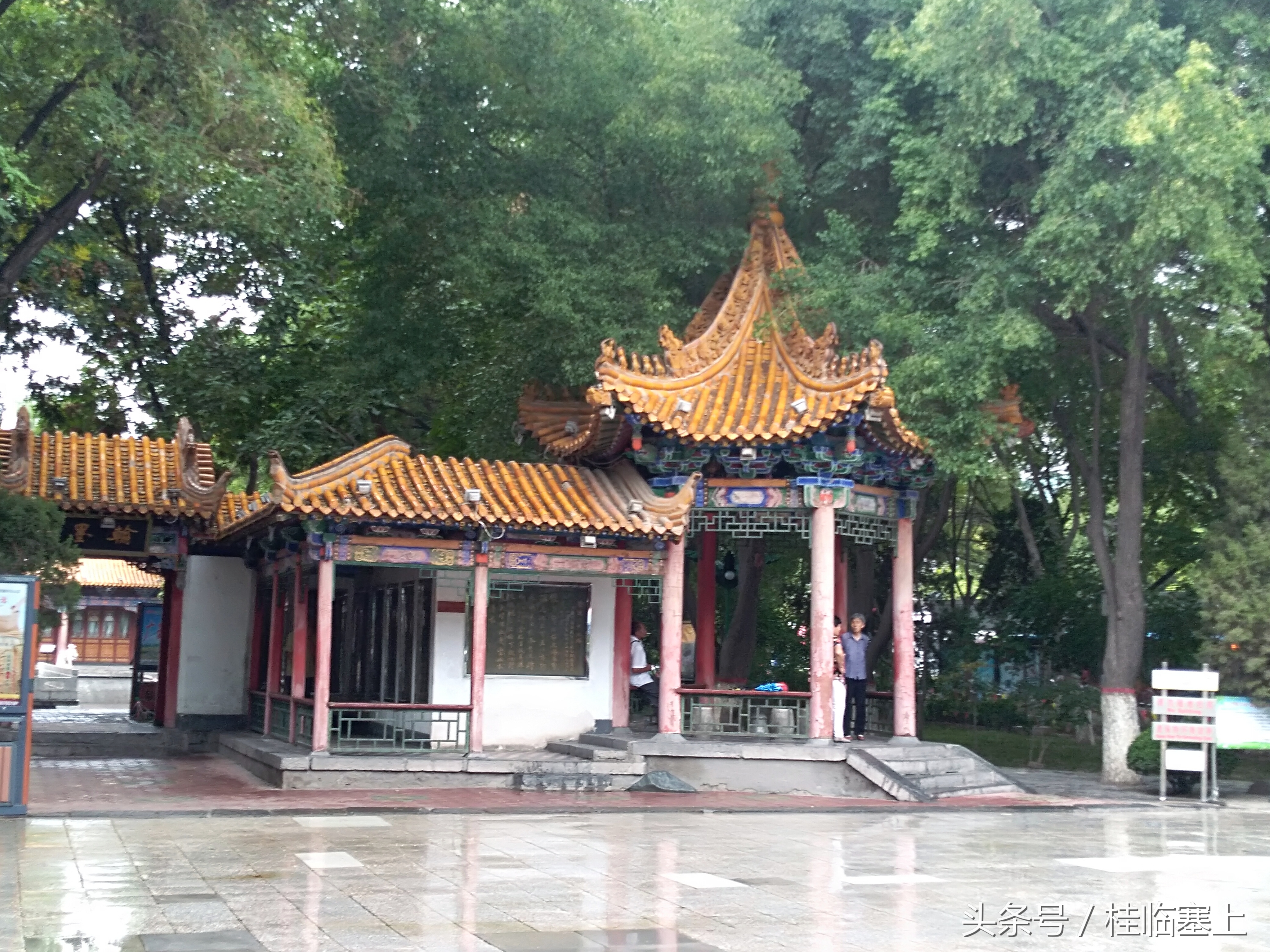 银川人，您喜欢漫步在秋雨绵绵中的宁园玉皇阁里吗