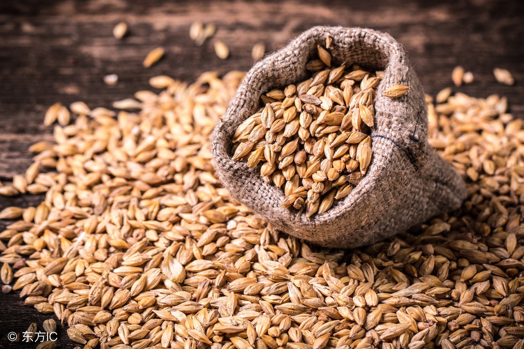 女人月经量少而且黑吃什么食补,女人月经量少发黑怎么调理