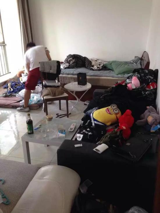 一女租客房间遍地是蟑螂后续,年轻女孩出租屋内有虫子