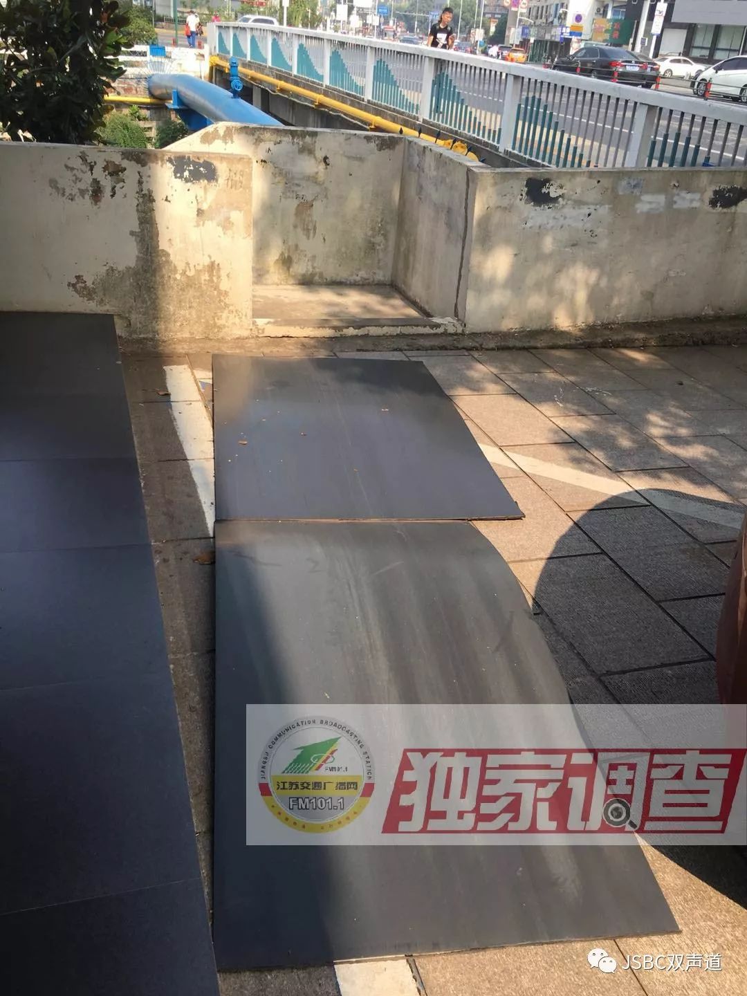 台风造成广告牌砸车谁负责,台风吹倒广告牌砸到人谁负责