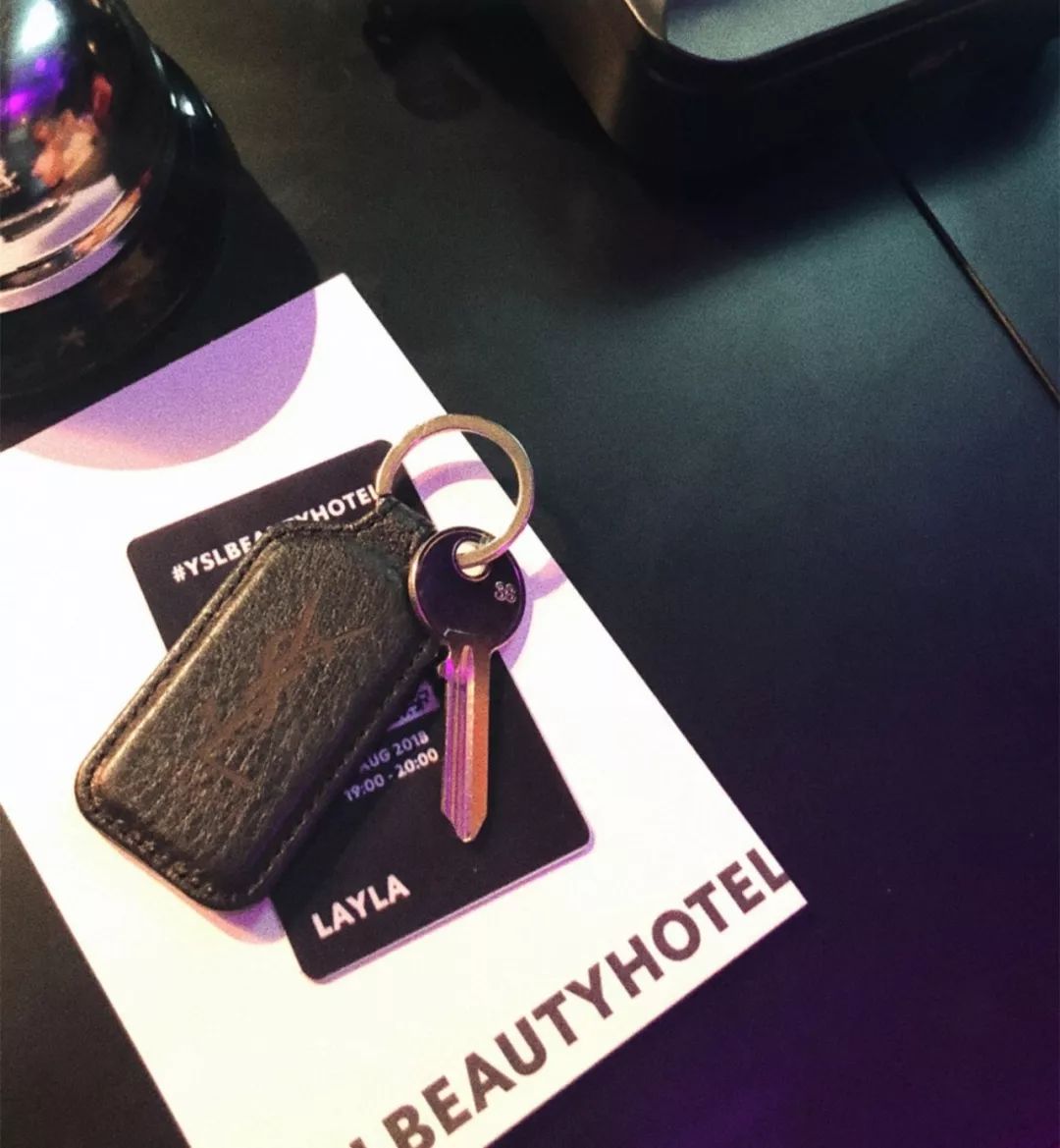 YSL开酒店啦？！睡在“女人的梦想”堆里是一种什么体验？