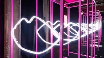 YSL开酒店啦？！睡在“女人的梦想”堆里是一种什么体验？