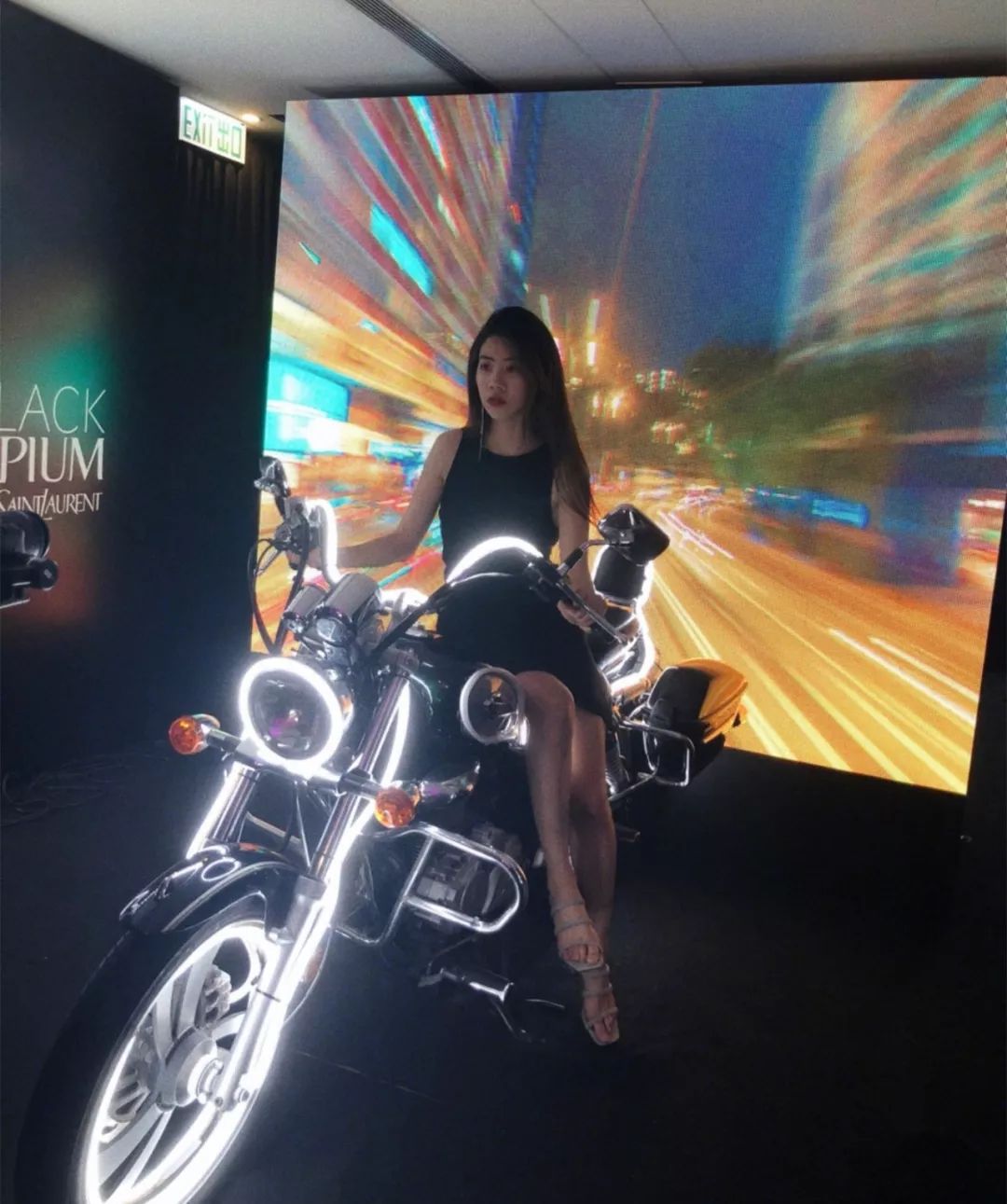 YSL开酒店啦？！睡在“女人的梦想”堆里是一种什么体验？