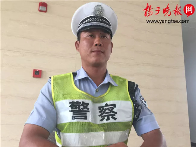 26岁精神病男子持刀伤人,男子街头持刀砍伤路人真实案例