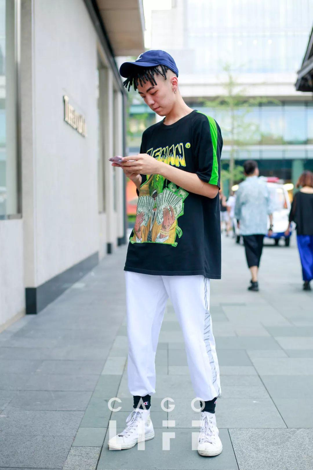 成都太古里街拍的男孩子,成都街拍太古里情侣高颜值