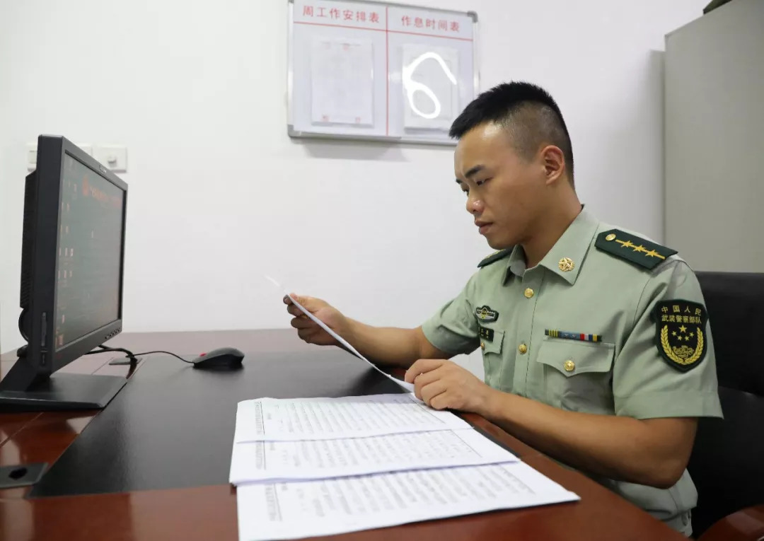 留队申请书感人,留队申请书10篇精华版