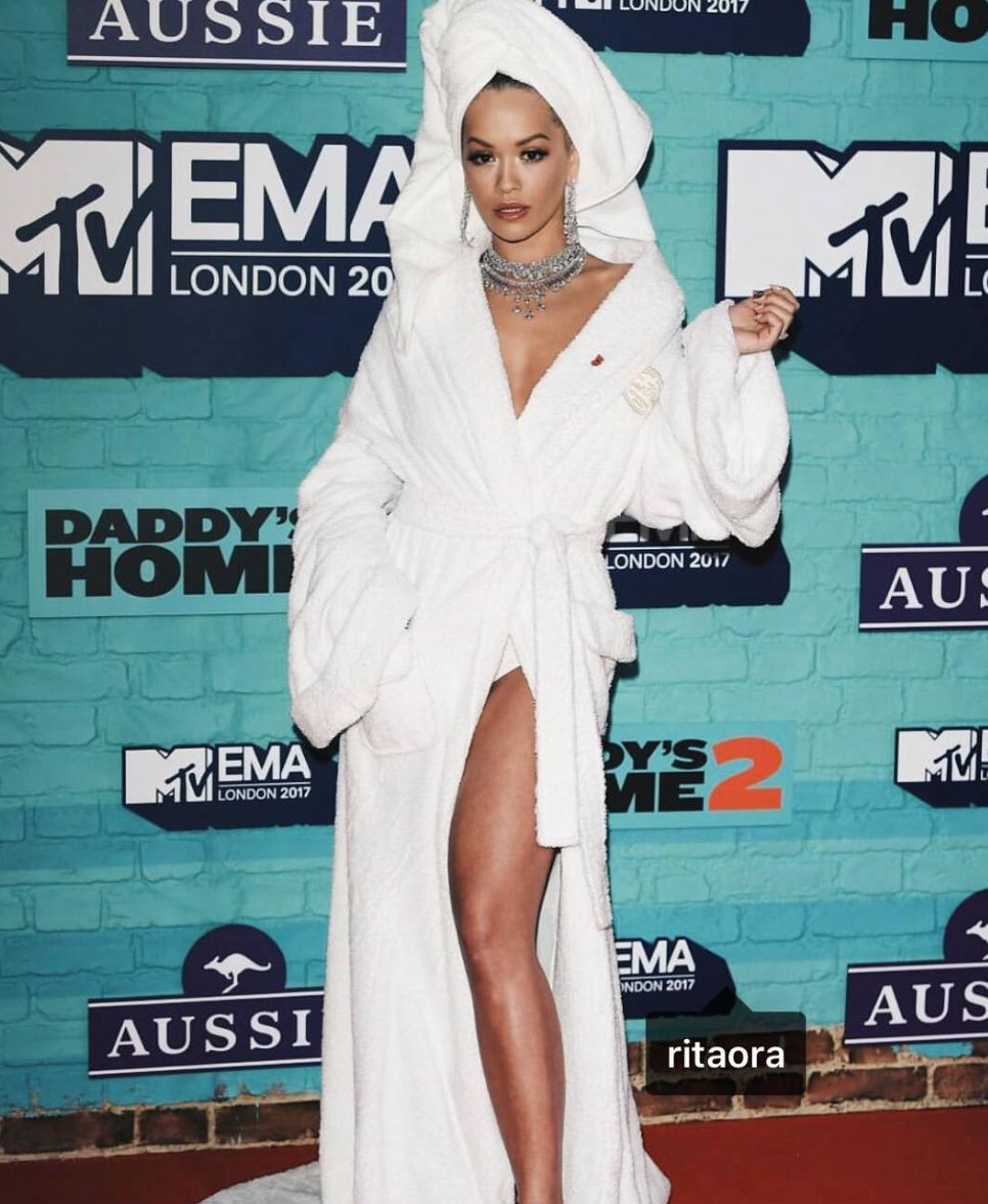 崇尚自由的RitaOra，百变穿衣打破界限