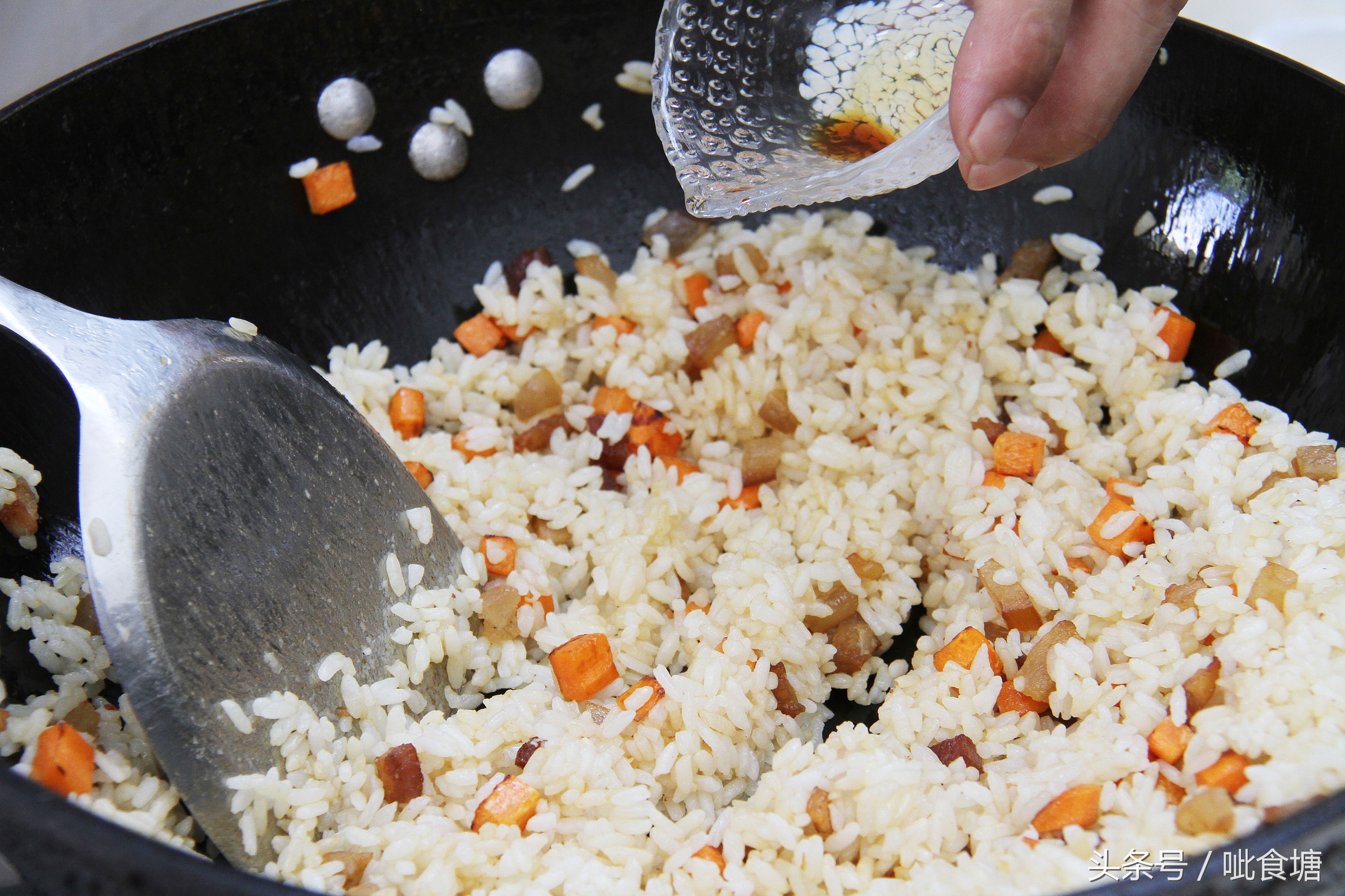 炒米饭先热锅还是先放油,炒米饭先炒胡萝卜还是鸡蛋