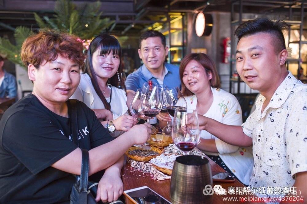 花艺冰酒岁月醇香护城河畔“醉尔红红酒沙龙”有品有魅力