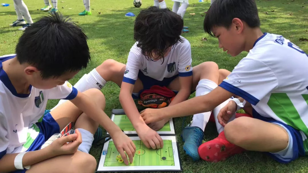 25名赴英国曼城学习的中国足球少年，后来怎么样了？