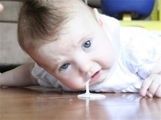 新生儿吐奶后的正确方法,宝宝吐奶的症状和表现