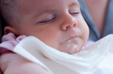 宝宝6个月老是吐奶怎么回事,6个月宝宝消化不良吐奶怎么办