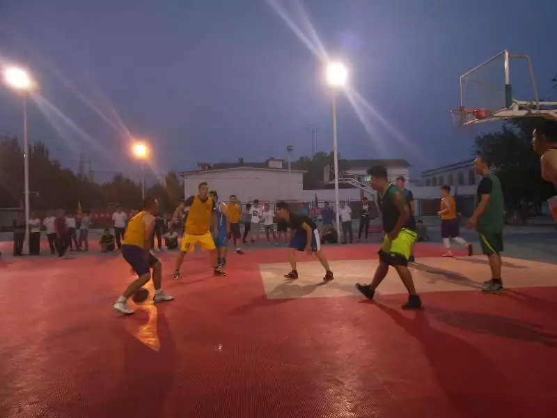 各族人民欢聚一堂,各族群众开展篮球比赛