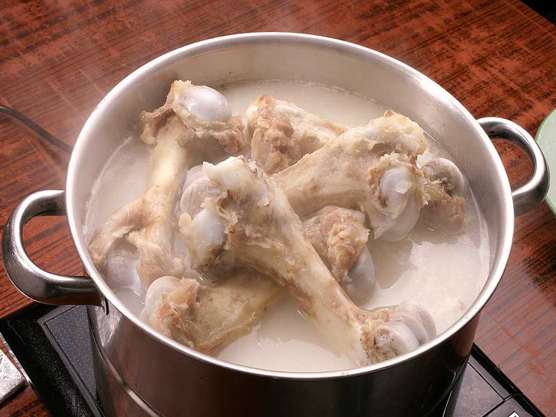 怎么熬大骨汤好喝不油腻,怎样熬的大骨汤比较浓