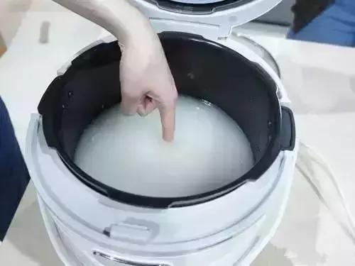 电饭煲饭没煮熟夹生饭怎么补救,米饭没熟怎么挽救