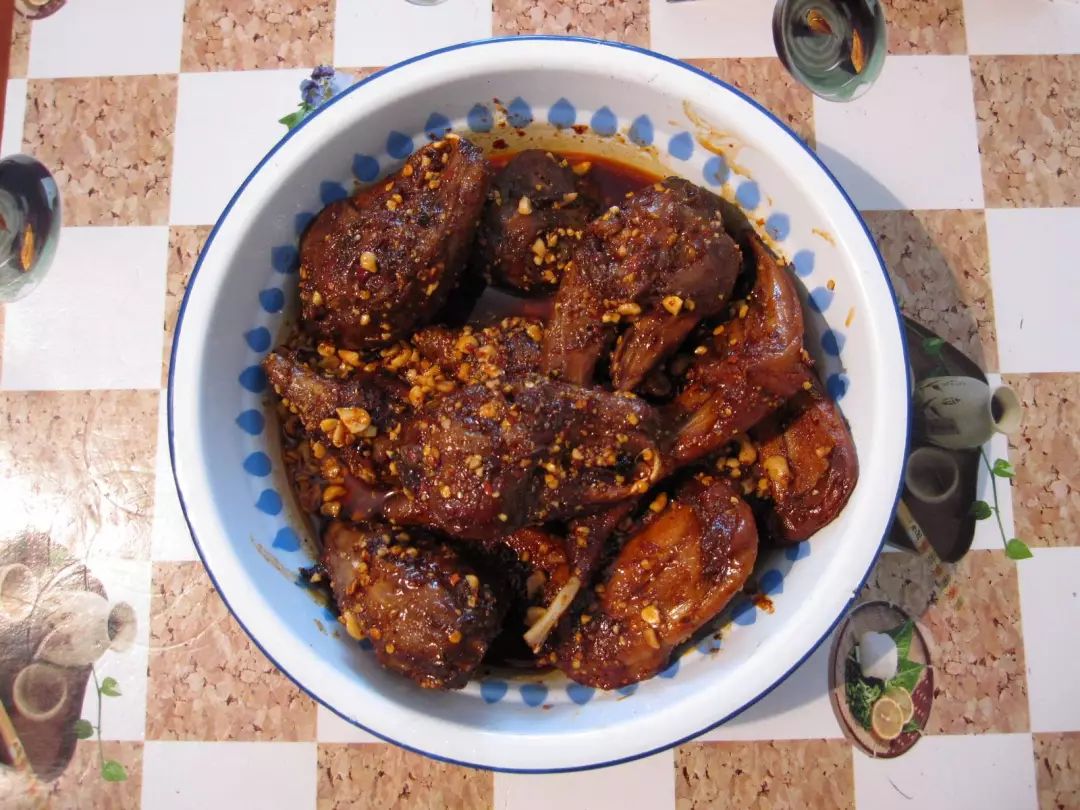 一天卖200个兔头,一天卖出1000只鸡