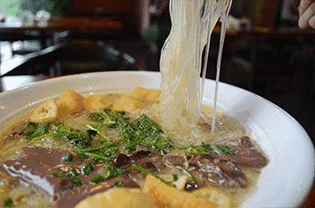 一天卖200个兔头,一天卖出1000只鸡