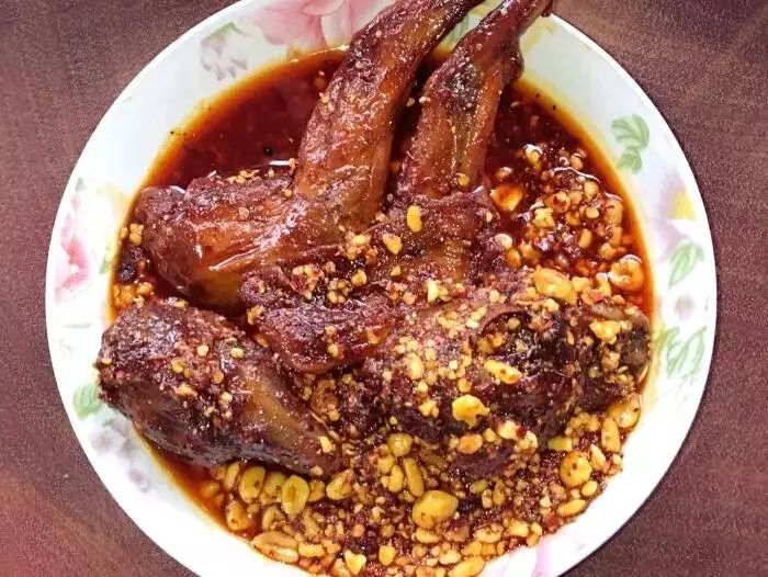 一天卖200个兔头,一天卖出1000只鸡