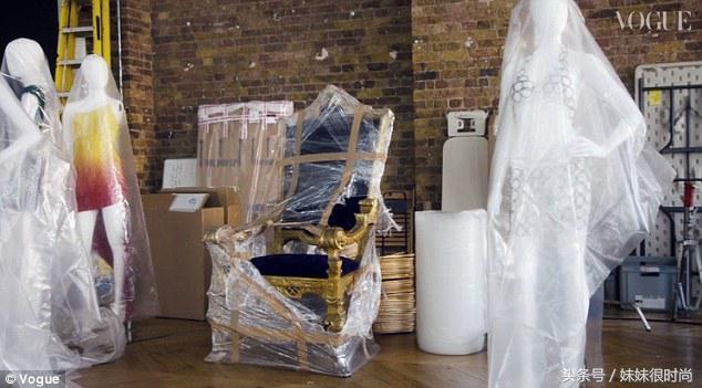 44岁的贝嫂身材保持有多好，19年前的婚纱依然轻松穿，毫无压力！