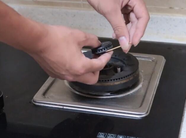 家里用燃气灶，只需牙签轻轻抠一下，燃气费省了？赶紧买牙签去