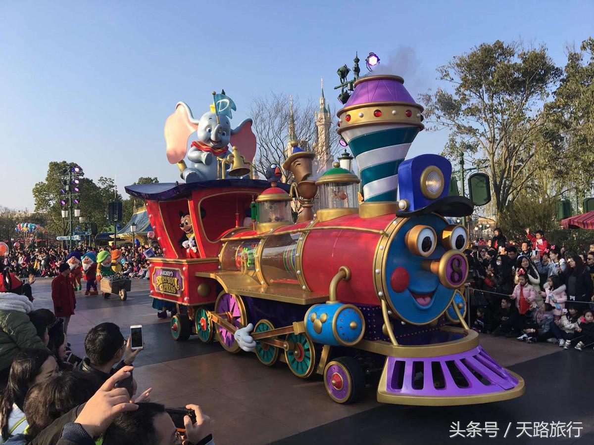真是人傻钱多，一个包子35块一瓶矿泉水10元，那么多人争抢着去！
