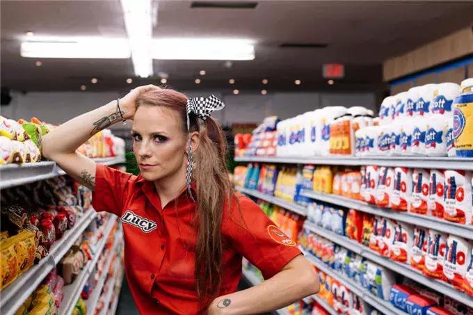 卖假货还能瞬间秒空，英国艺术家的快闪店火遍ins