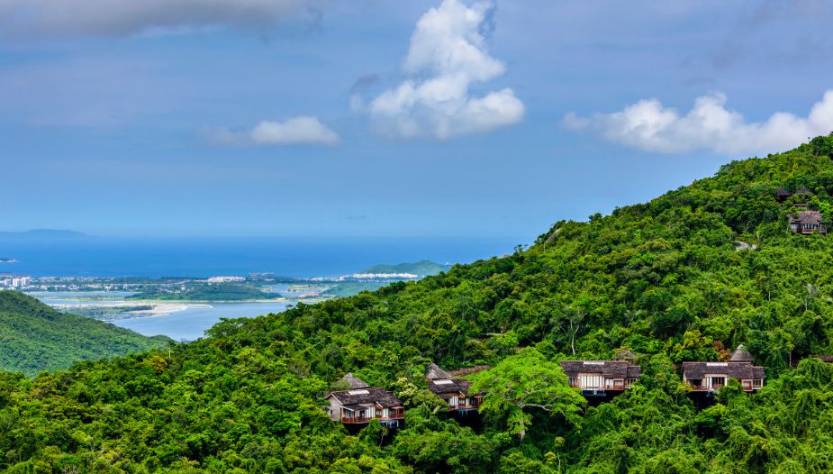 1200㎡透明泳池小红书点赞100w+,这家黄金海岸边的酒店才是海岛季首选