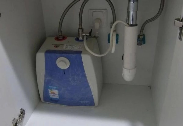 燃气热水器和电热水器的区别视频,燃气热水器比电热水器有什么优点