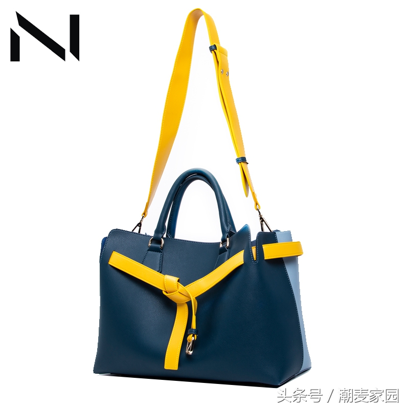 「手感超好」实拍美女刚刚到手的香港zornna包包开箱